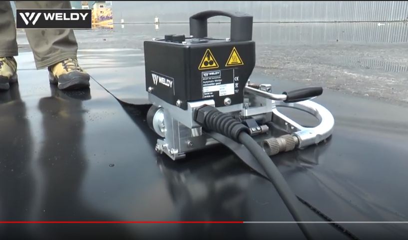Máy hàn nhựa Weldy GEO2 Mini trong thi công hàn bạt nhựa HDPE.